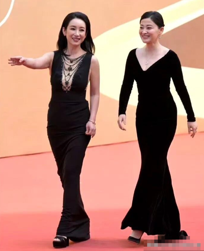 50岁的梅婷和47岁的秦海璐一起合影，梅婷完美地向人们诠释了，中年女人不露肉，不