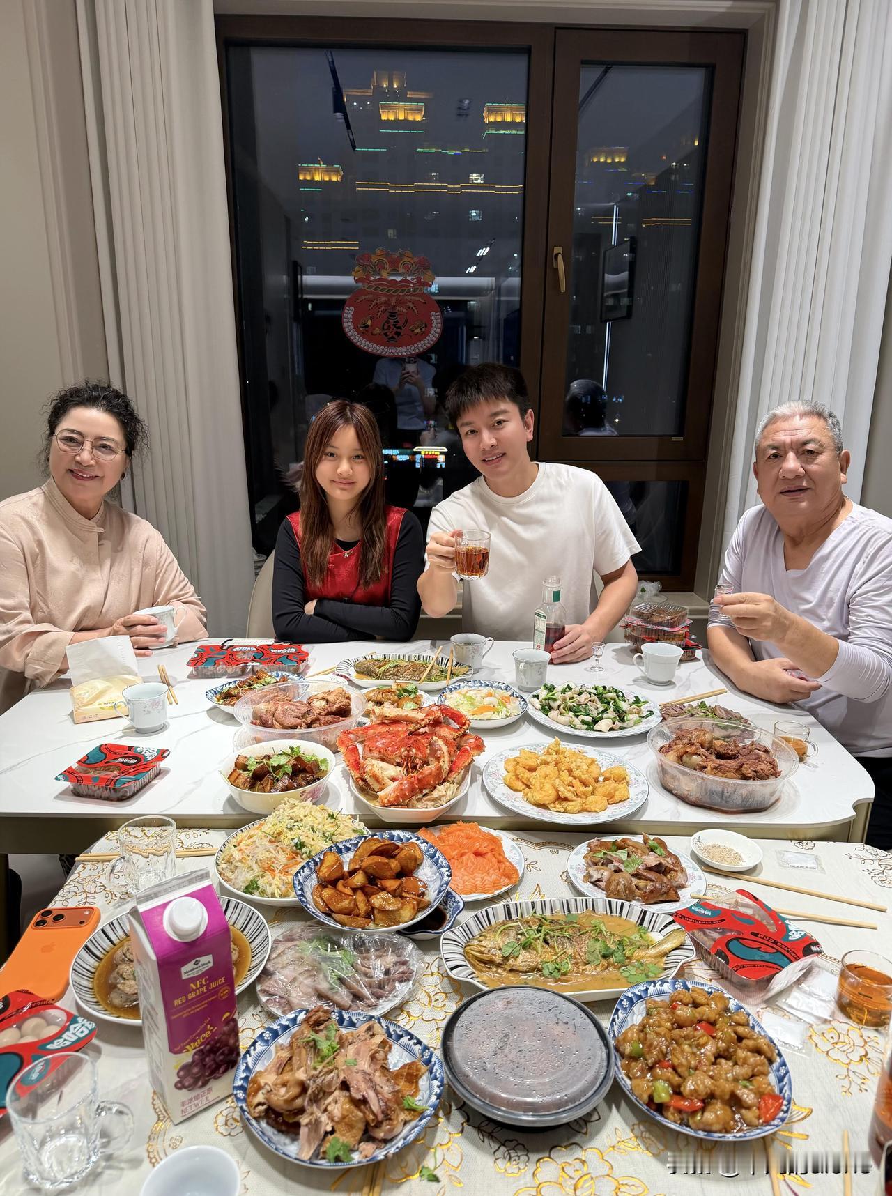 2月17日，贾乃亮更新动态，并配文说道“此刻就是最好，祝大家新年快乐！”他发