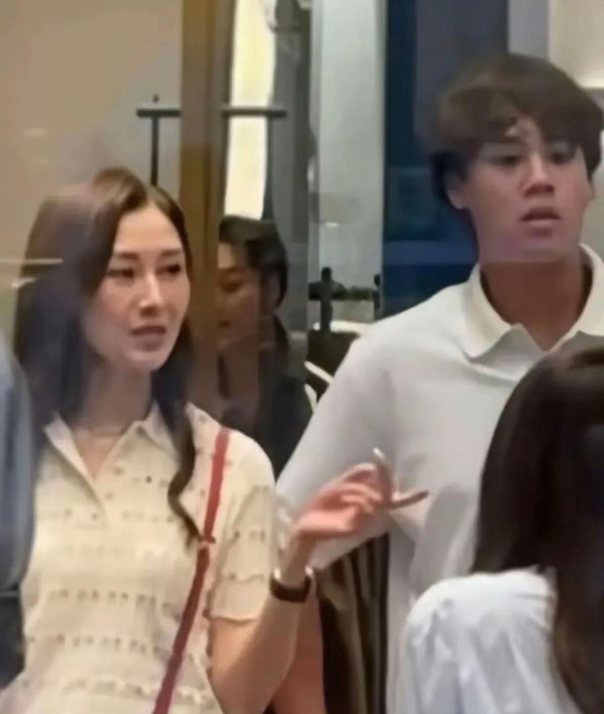 李嘉欣和儿子在香港逛街被偶遇，她儿子许建彤现在长得是很高很壮，不过长相一直被网友