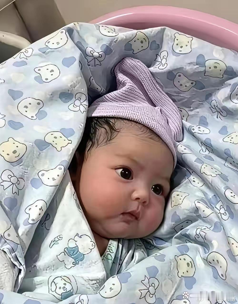 江苏盐城一位24岁的姑娘，未婚先孕怀上了双胞胎。谁知男方得知消息后，直接把八万八
