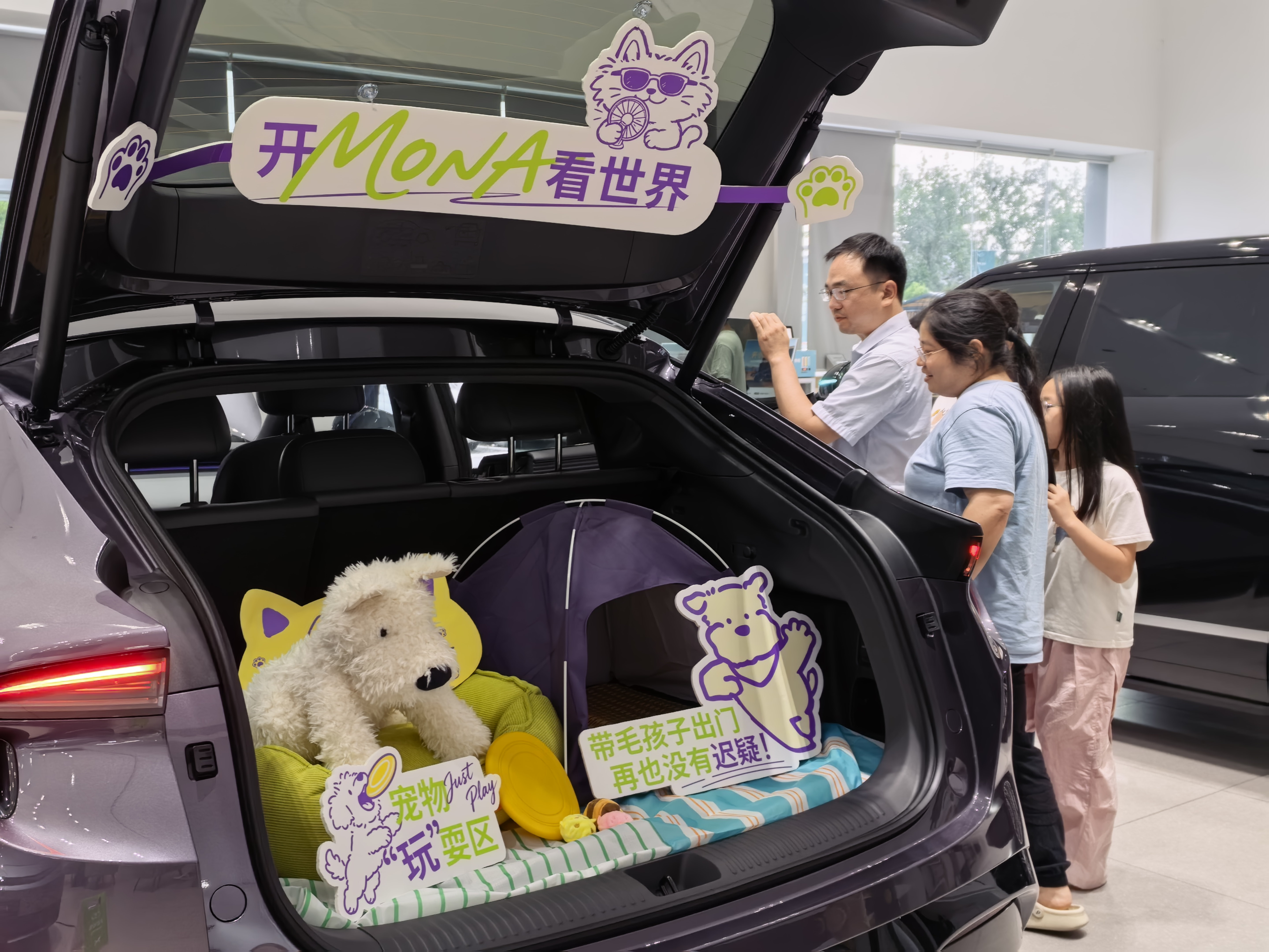 周末的小鹏门店，来看MONAL03的人是真的多。不少年轻人都是冲着实车来的，尤