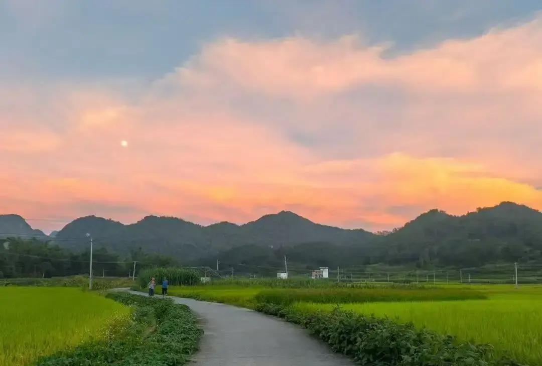 昨晚刷到个帖子，把中年男人列了十条死线。第一条就是别单独跟女同事吃饭，我立马想