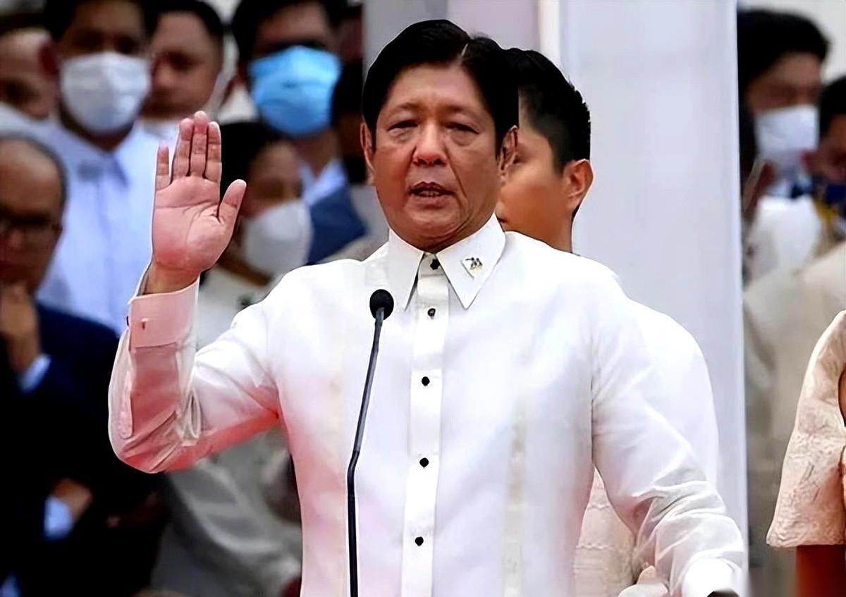 “兄弟们，顶住30天！”我一听这话就乐了。这什么台词？电影里，一般说这话的人，