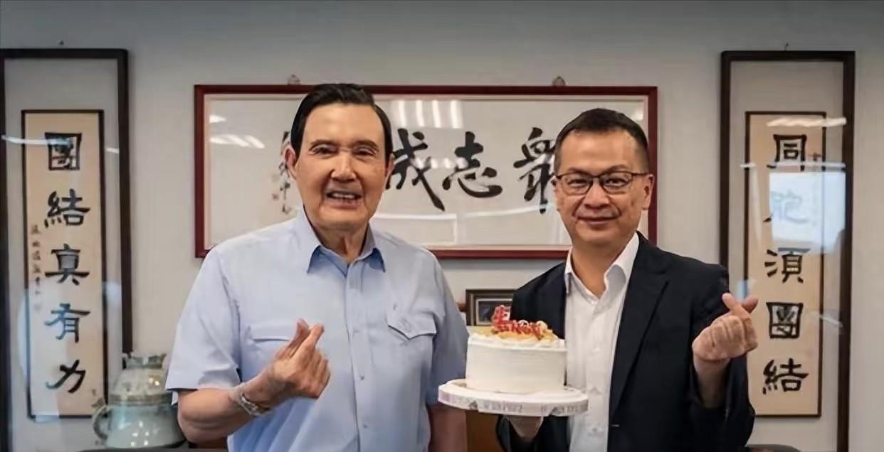马英九支持下的罗智强表现让老马不是滋味吧!第四轮的辩论会因为要“碰两岸关系”主要
