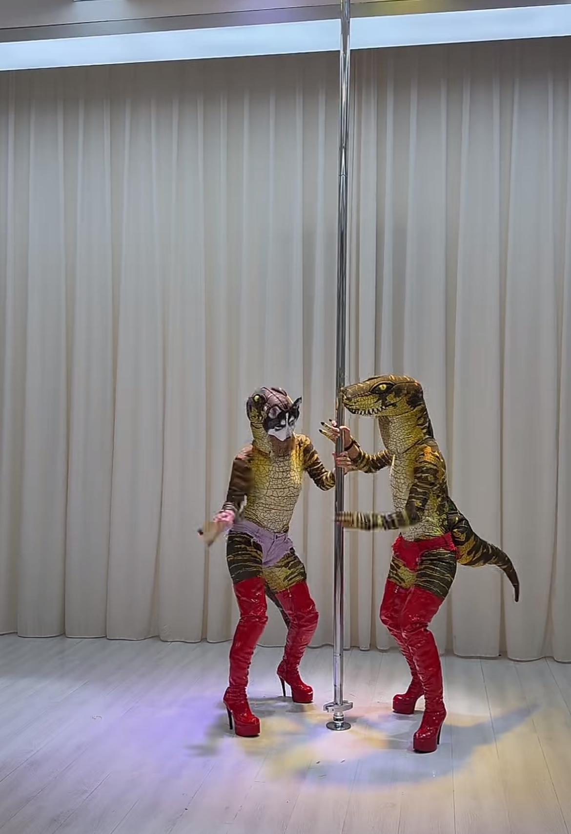 现在的直播真的太卷了…看到一个视频直播，为了拉动流量，都穿成恐龙了，钢管舞