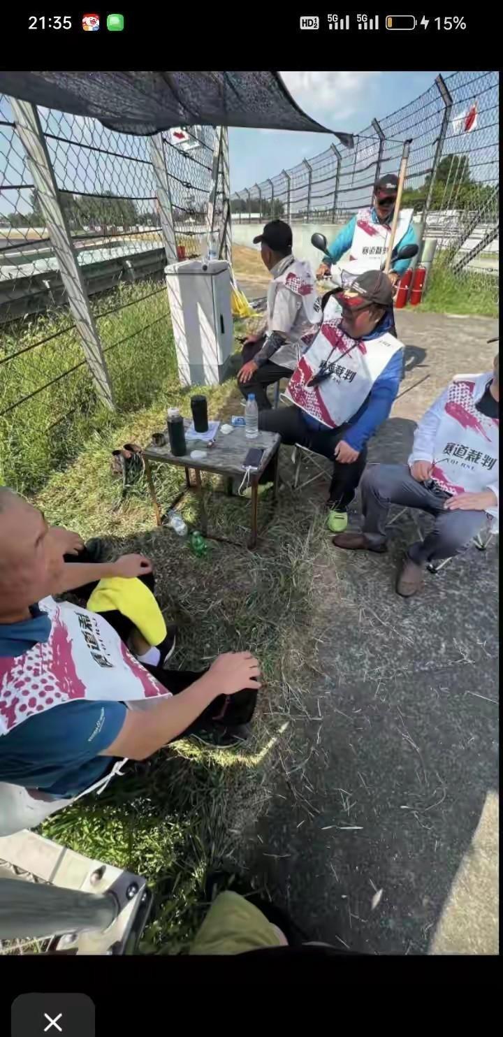 应该给这位外包找来的大爷送一面锦旗！说实话，看见这句话我乐了。大爷、外包、锦旗，