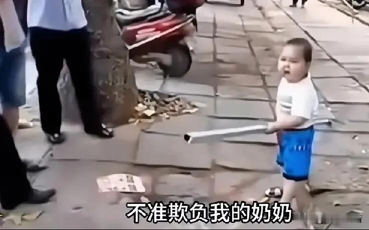 小孩手拿钢管硬刚城管？这个视频相信很多网友都看过，当年周围的人看着眼前这个小男