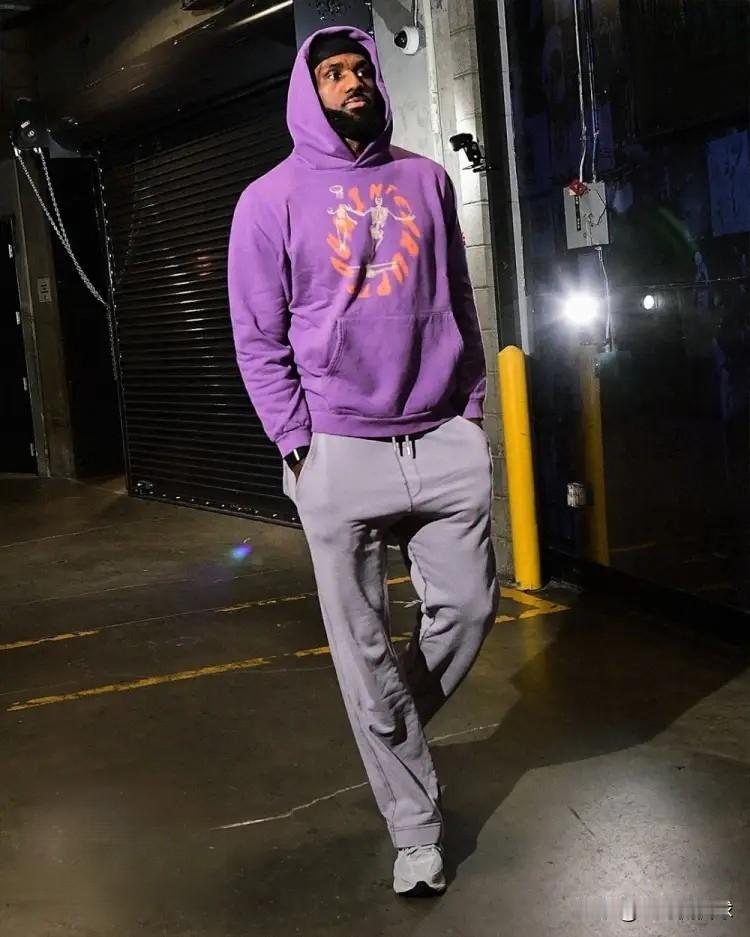 湖人超级巨星詹姆斯真是太遗憾了！今天湖人将会坐镇主场迎来和快船的焦点战，然而让人