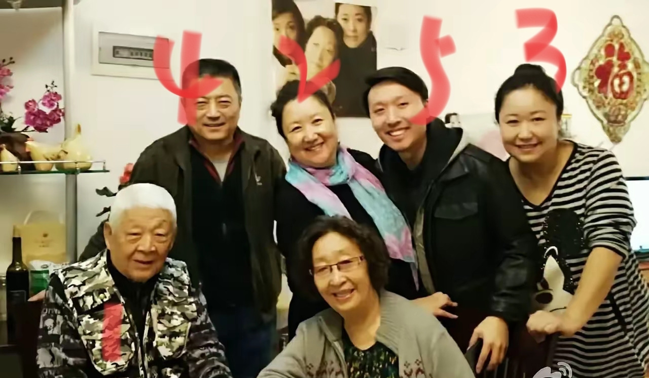 这是彭玉老师过生日时的一张全家福。图中标1的便是彭玉老师的第二任丈夫陈久荣，他曾是彭玉老师第一任丈夫