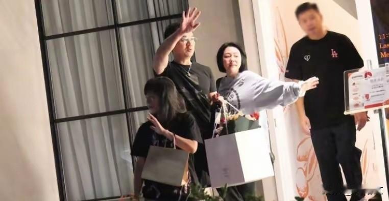 小S庆功宴藏太多戏！具俊晔揉肩S妈，许雅钧捧花，这家人太会处小S家庆功宴这