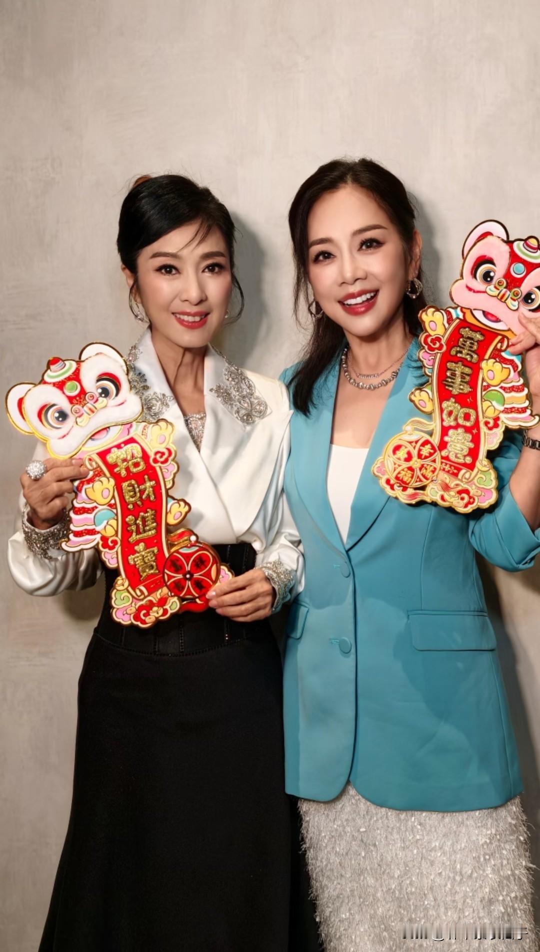 左边是米雪，1955年出生，身高160cm。右边是陈松伶，1971年出生，身高