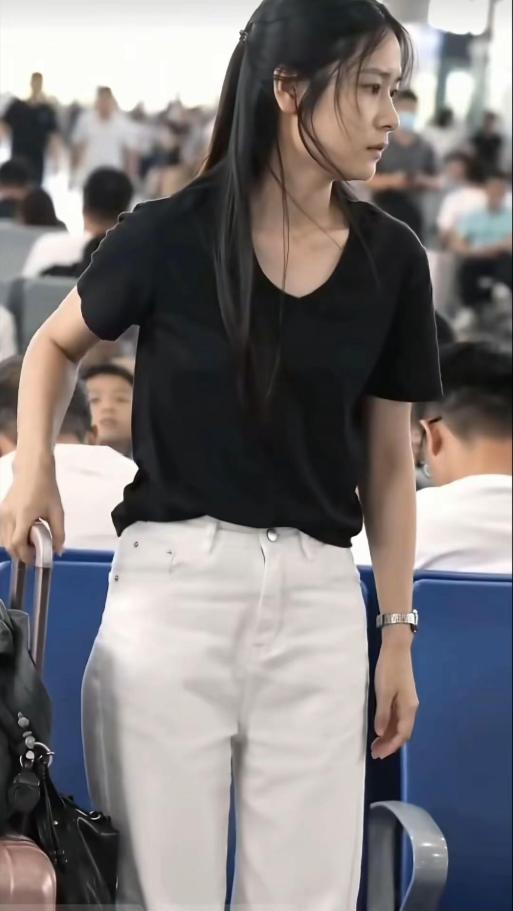 高铁“素衣女孩”火了！她没有美甲，没有项链，没有发染，没有纹身，没有华丽的