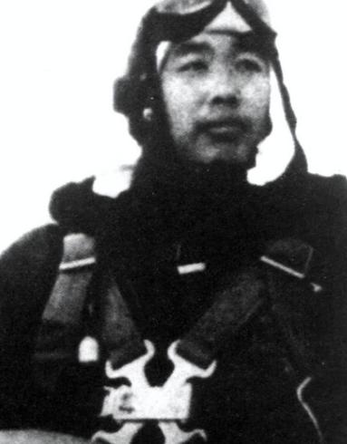 1951年，志愿军飞行员华龙毅被美军战机击落，身负重伤降落在一个山头，就在这时，