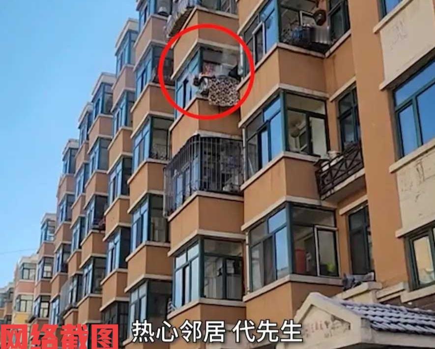 黑龙江七台河有男子在楼下闲逛。突然男子抬头看到自己家的四楼层有处冒有浓烟，细