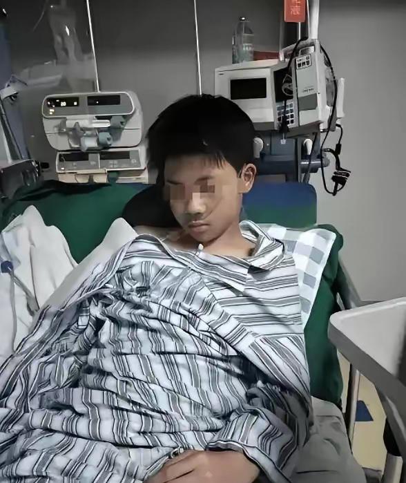 16岁男孩诊断重度抑郁，花光35万积蓄治疗无效，父亲一脚踹去：“装模作样！”想不