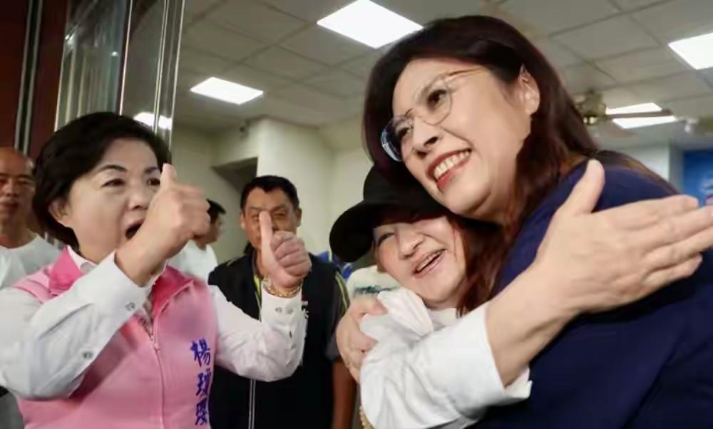 卢秀燕挺郑丽文参选国民党主席？网上广泛流传着台中市长卢秀燕力挺郑丽文参选国民党