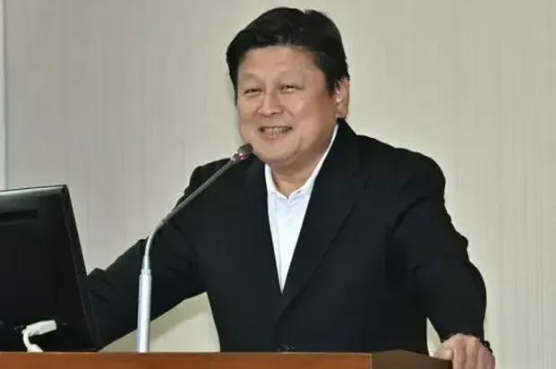 蓝营这艘大船终于换了新舵手！郑丽文接任党主席后，左手搞改革右手抓合作，动作快得像