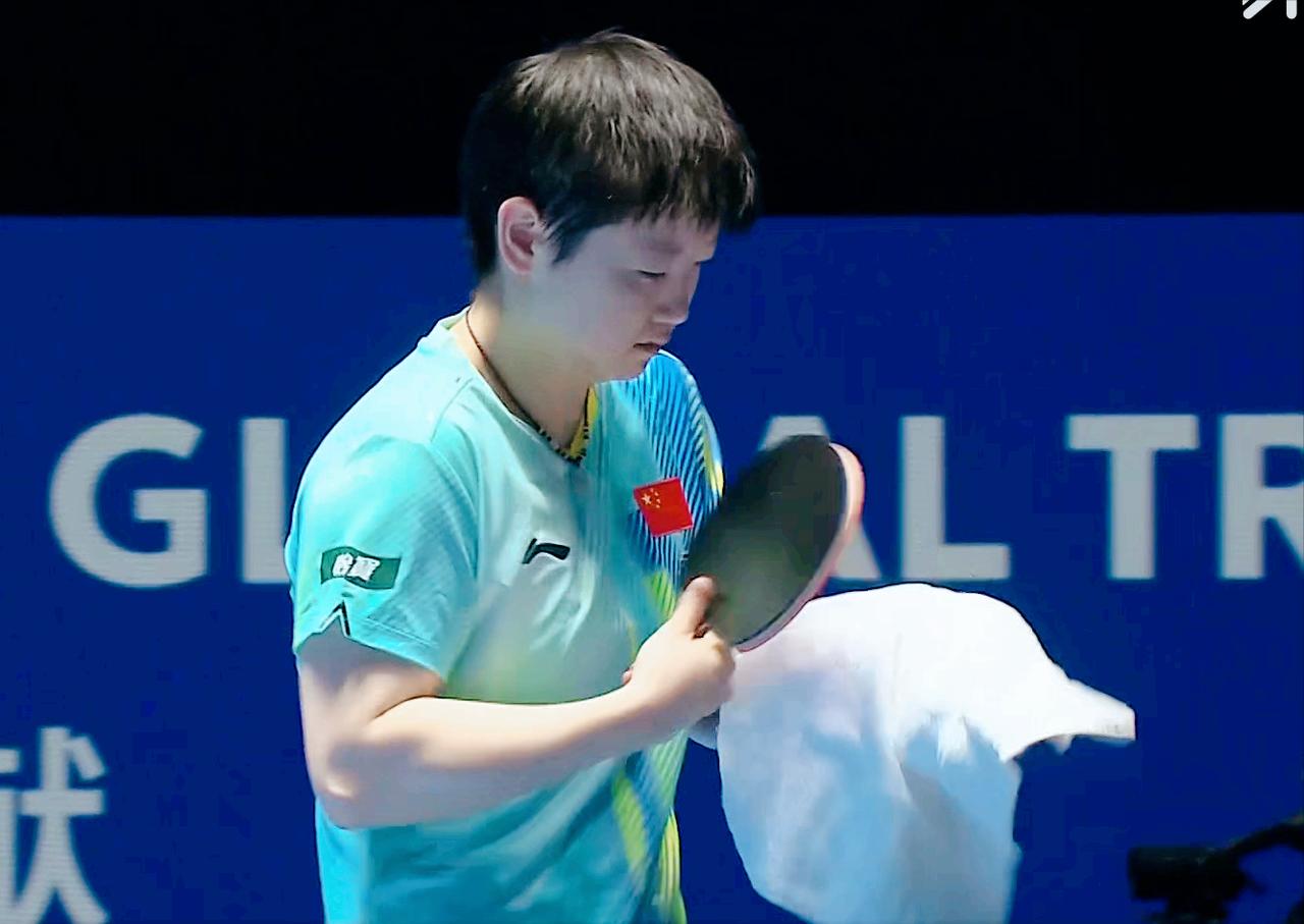 孙颖莎为何9:11输给蒯曼第一局呢？明明最后一个是机会球？两人一路打平，