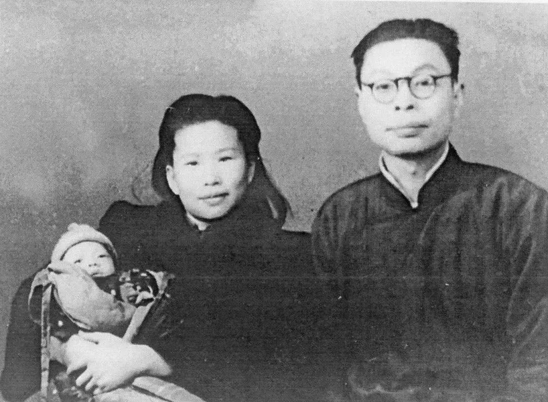 1947年春，电台情报员李白在八仙桥菜场撞见自己的上线张困斋，对方迎面走来，却猛