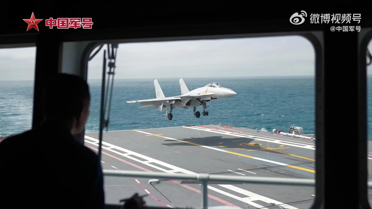 交作业了，山东舰完成年度最后一次海上训练。山东舰装备了大批歼-15T。