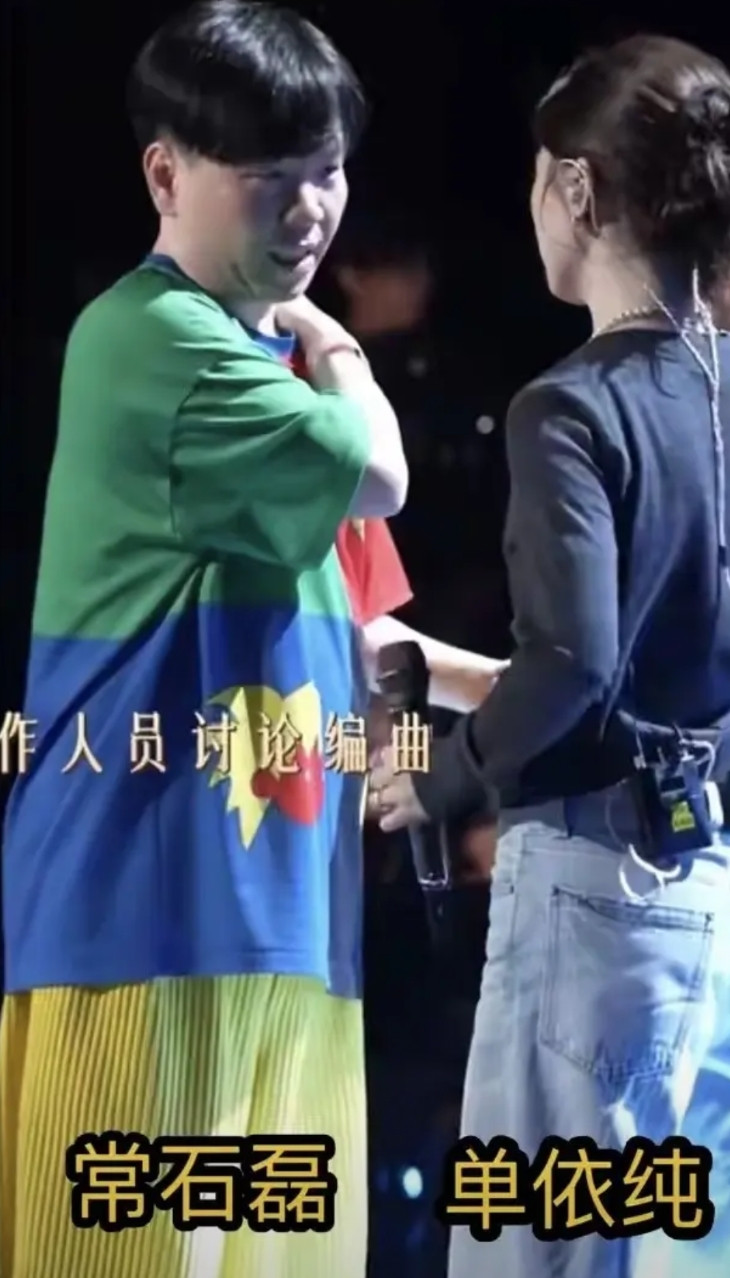 昨晚《歌手》单依纯改变了风格，唱了一首慢歌，是非常经典的张震岳的《思念是一种病》