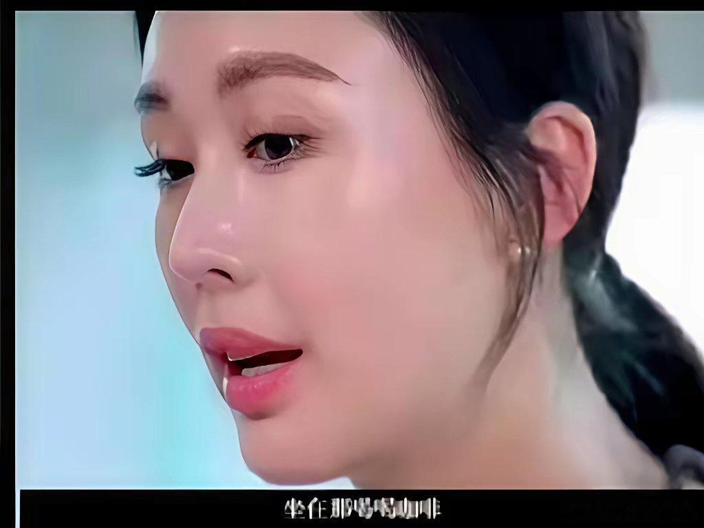 最近在《共同说》采访“中国巴菲特”段永平时，田朴珺突然拿出一本书送给对方。结果段