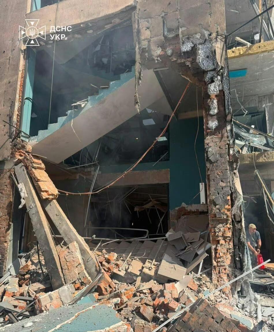 基辅凌晨的爆炸声还没散，俄军导弹直接端了“我们-乌克兰”电视台的直播间，当时他们