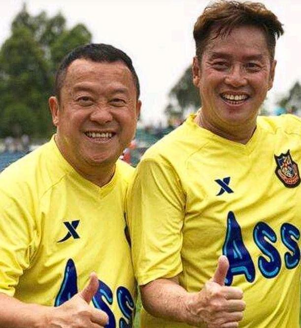2006年，谭咏麟挖苦曾志伟：“恭喜你啊，嫁女荣升岳父。”曾志伟大怒：“你怎么还