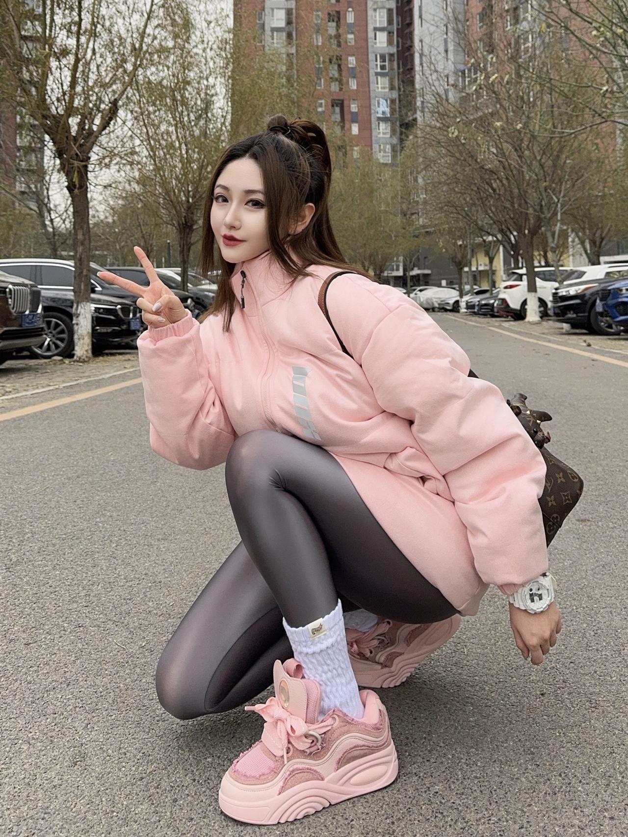 等等我先摆好造型打卡一个新look过年穿什么光泽裤健美裤