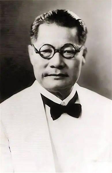 1939年，一位泰国华侨巨富在曼谷街头被枪杀。临终前，他留下15字遗言，至今读来