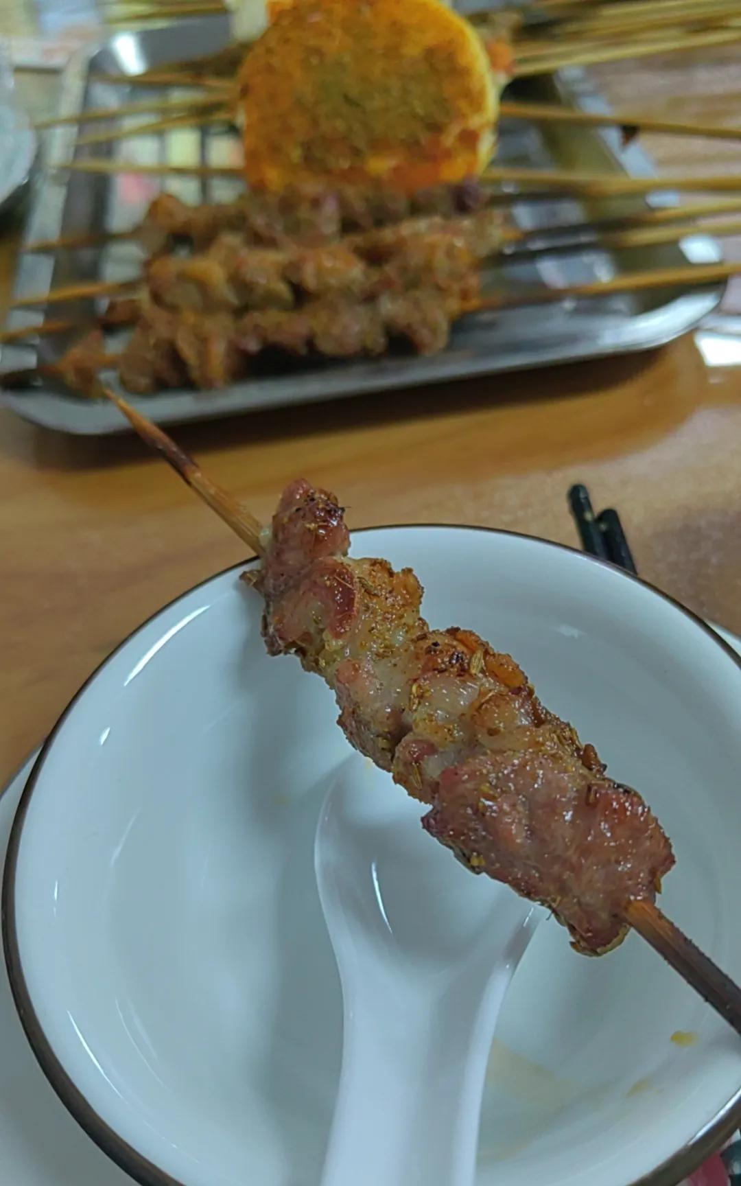 刚刚自己去附近餐馆点了几个撸串和一瓶啤酒，怎么对面也一个哥们也凑过来要和我拼桌，