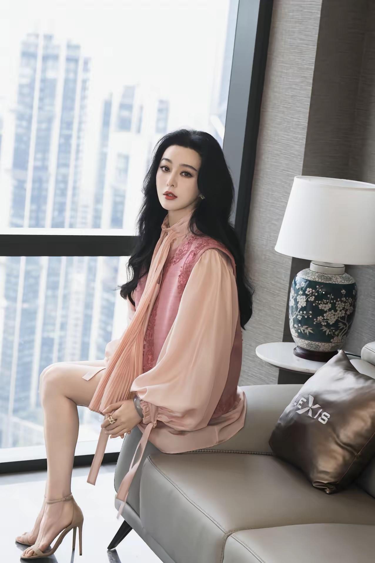 我就在想李晨看见范冰冰还这样漂亮不知道作何感想没想到这么多年过去了祂还是这么