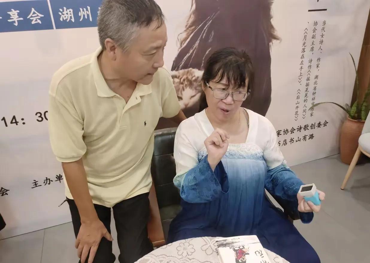 女诗人余秀华绝经上岸了，她写了一首绝经诗我昨天晚上23点还在看她的这首《绝经