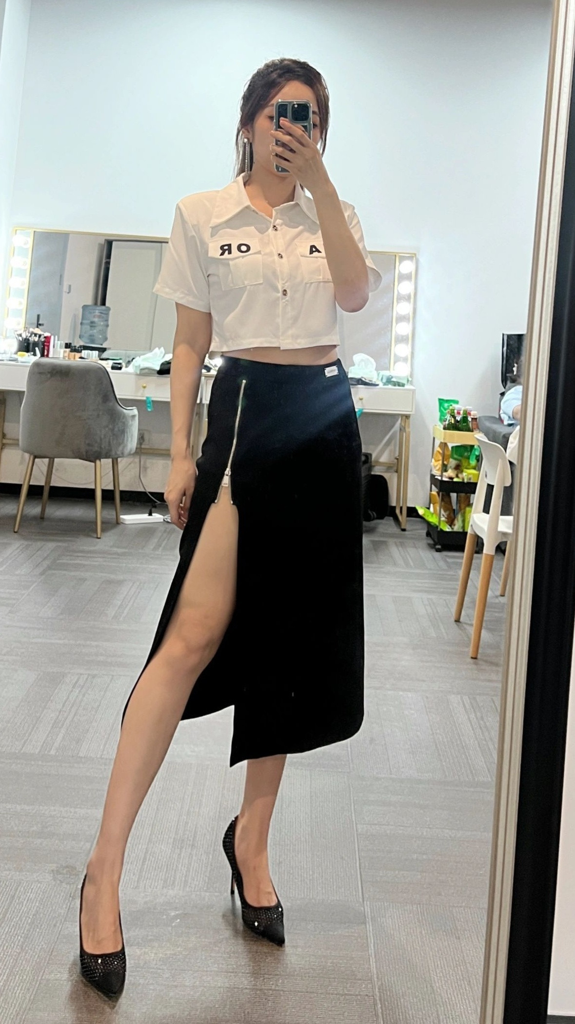 余霜时尚穿搭美拍：条纹衬衣短裙大长腿，职场感满满。余霜