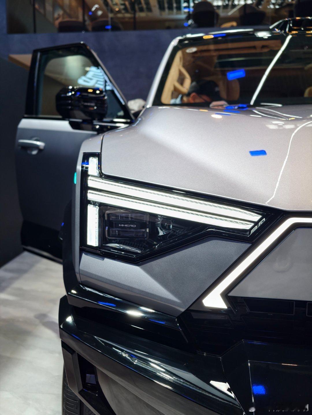 今天逛北京车展，猛士这个展台也蛮有意思的。硬派越野外观搭配华为ADS和激光雷达，