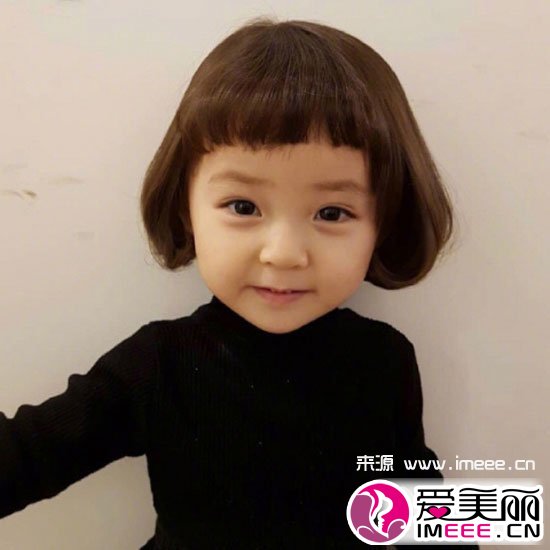 2017年流行短发发型中,二次元刘海短发造型尤其受欢迎,将其和女宝宝