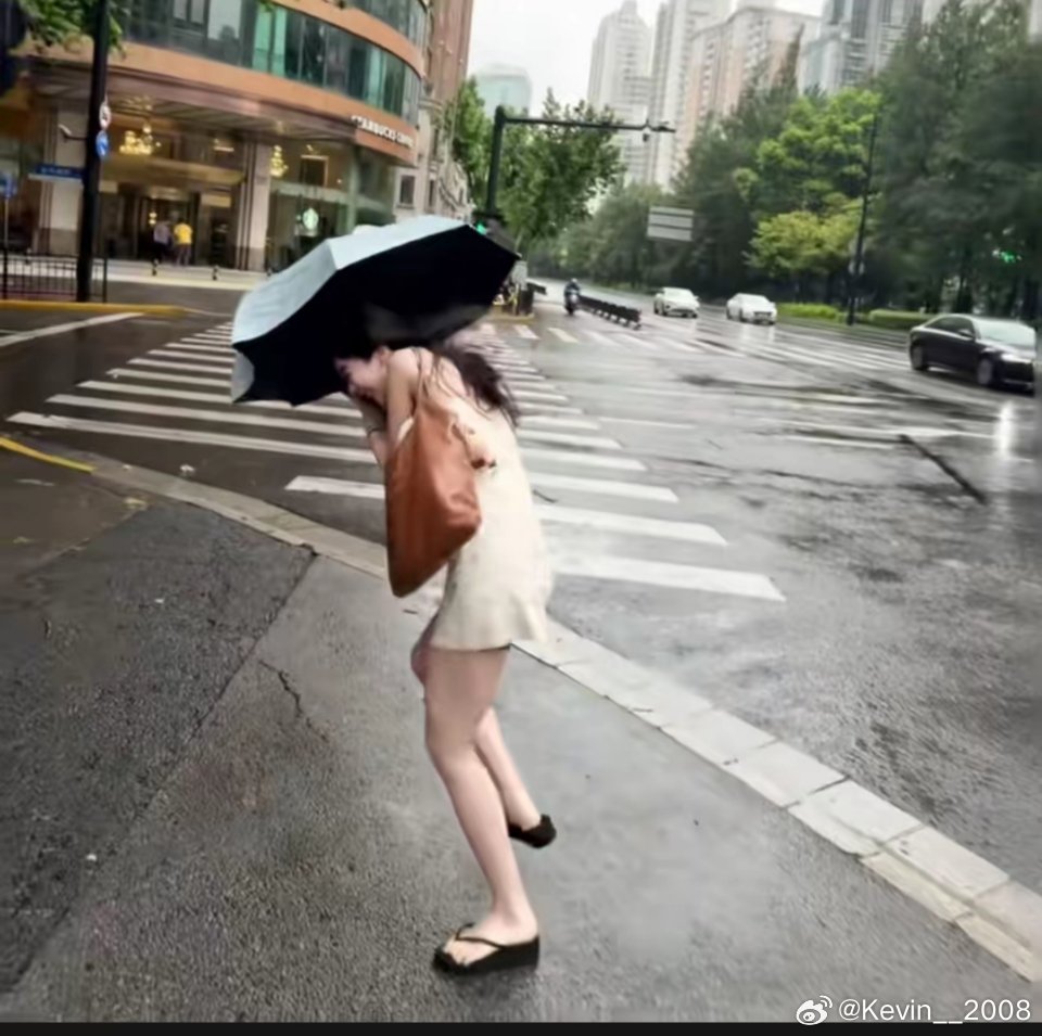 这回台风是真的猛，老婆这伞根本撑不住了。