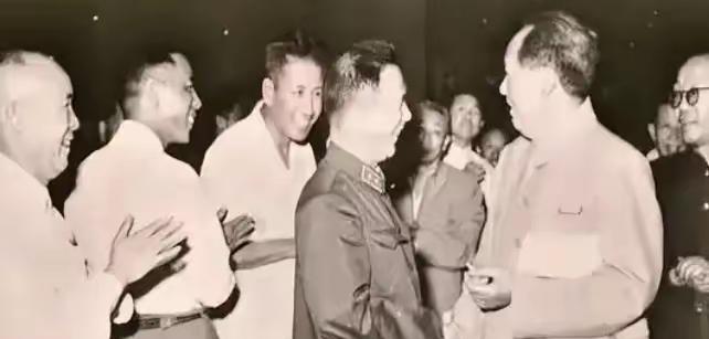 毛主席和莫文骅中将握手交流，他是毛主席的爱将，莫文骅也是著名的将领。莫文骅生于