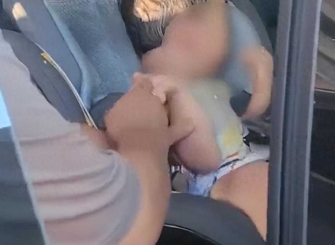 这心也太大了！辽宁盘锦，男子临时下车去上厕所，把幼儿单独留在车里，不料，特斯拉自