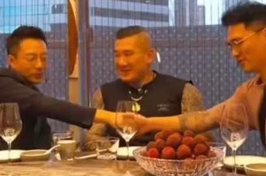 看了汪小菲和馆长直播抖音这下尴尬了主流媒体连发几条汪小菲，然而抖音把汪小菲