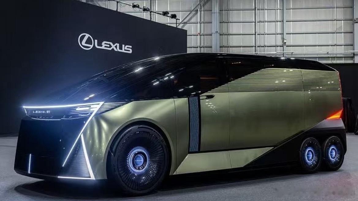 雷克萨斯LS概念车实车发布！果然和之前猜测的差不多，前大轮，后双桥小轮。前大轮负