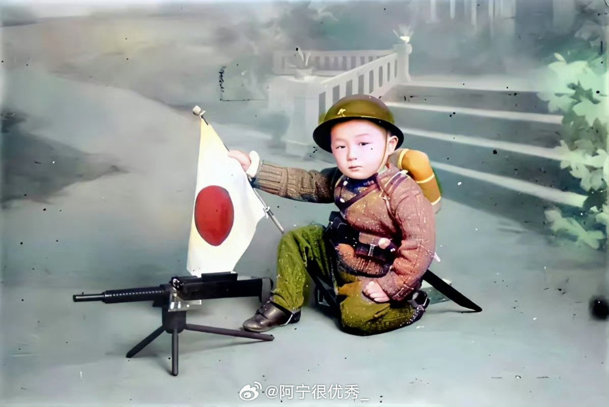 日本侵华时期，一个五岁日本儿童的留影，完全是一个日本邪恶军人的缩小版​​​​