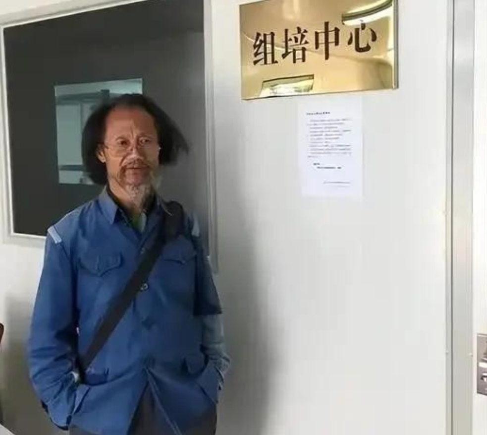 1998年，大学教授何家庆来到深山调研，由于过于饥饿，于是就向村民讨吃的，不料，