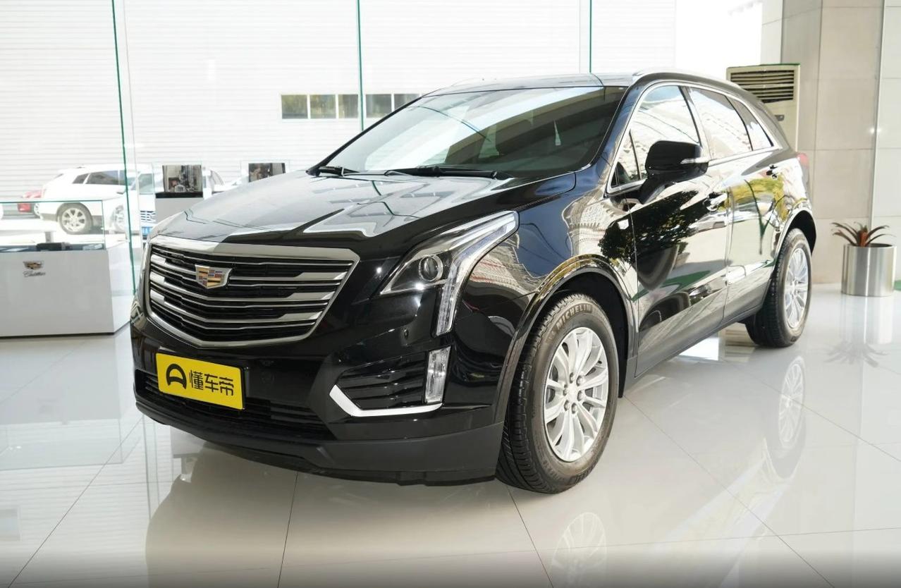 路过小区门口，看到一辆二手XT5停在那，车漆有点小划痕，但气场十足。旁边几个阿姨