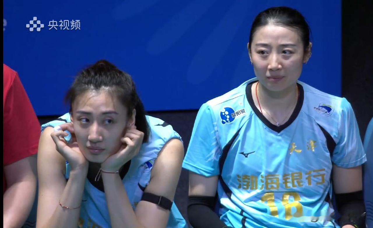 场下看球的老队员表情都很无语，双方场上的替补队员打得都比较难看，恨不得自己在场上