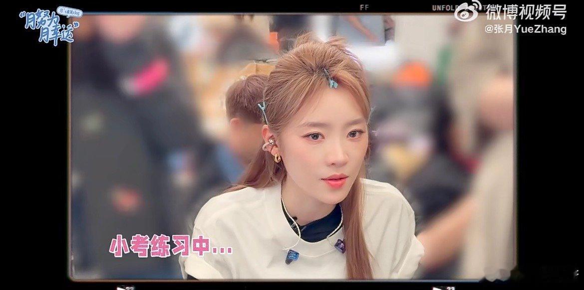 张月代斯和睡着的陈瑶合影幕后日常太接地气，高强度训练下的短暂休息，姐妹同框温馨