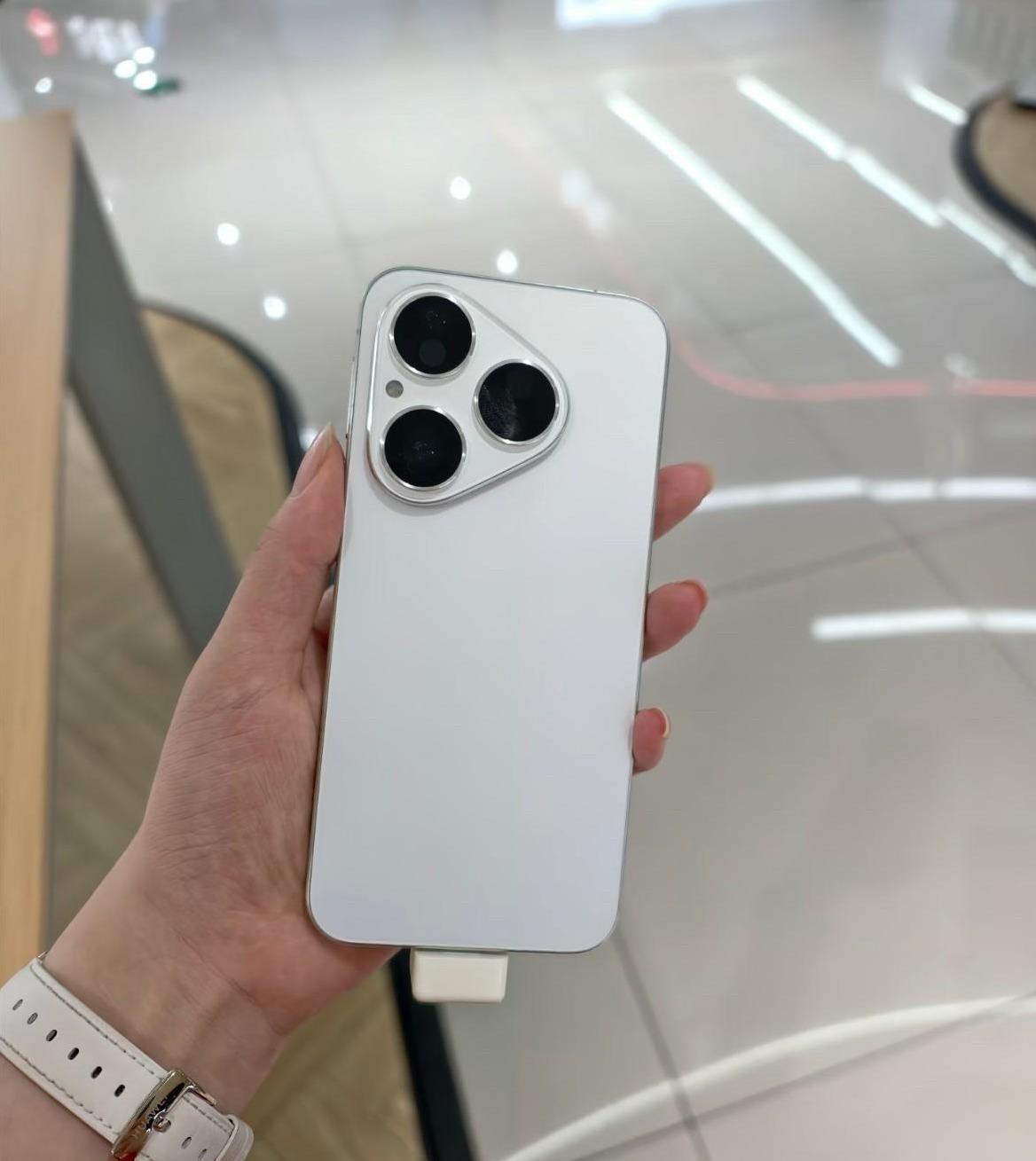 救命！P80和iPhone16Pro选哪个？华为党：信号强、拍照真实、系统耐