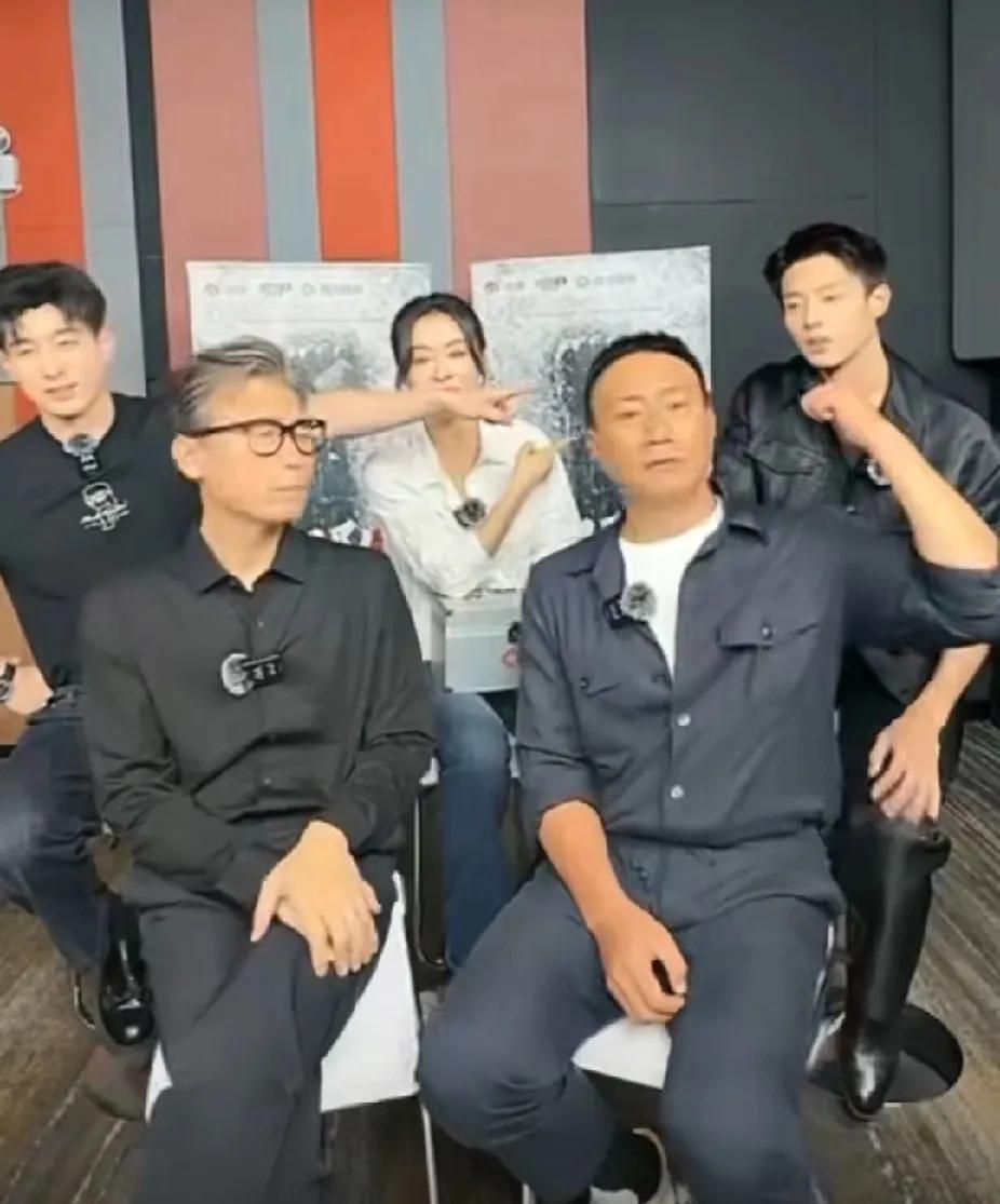 《归队》直播出意外！胡军说错禁词急捂嘴喊“掐了”，李乃文补刀“这是直播”还暗爽