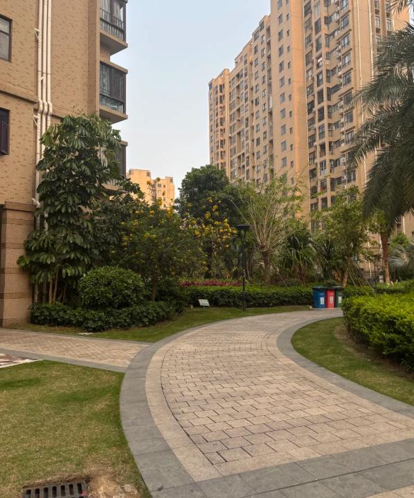 买房时，你是不是光顾着看户型、楼层和价格？其实，真正决定一个小区档次的，根本不是