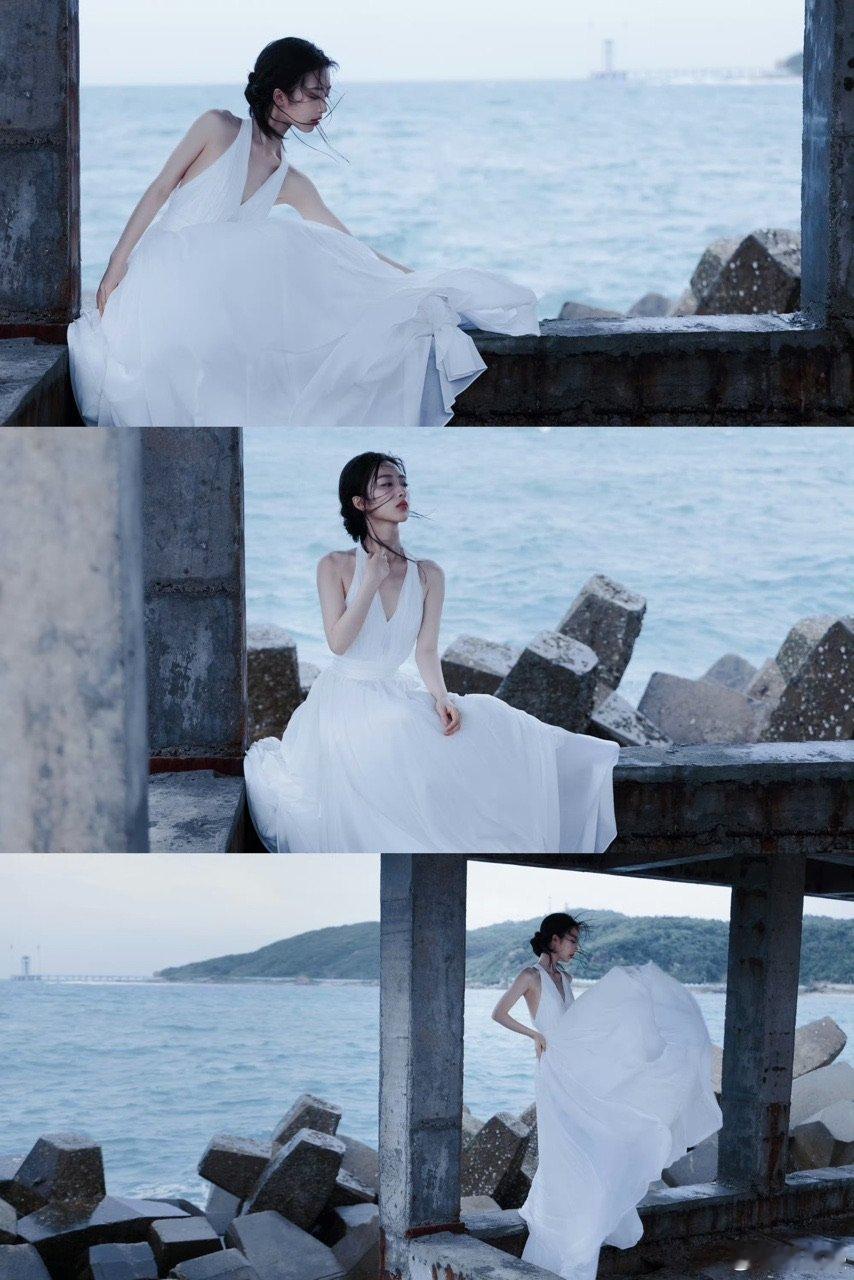 邓恩熙白月光邓恩熙白色挂脖长裙邓恩熙白色挂脖长裙，又美又仙​​​